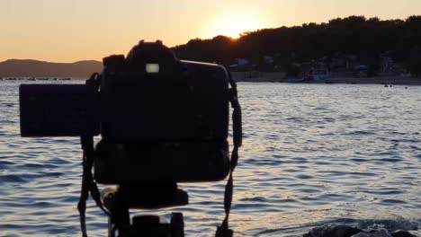 Shooting-landscape-timelaps-with-boats-in-marina-bay,-sea,-colorful-sky-in-golden-hours