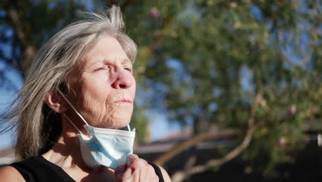 Una-Anciana-Paciente-Con-Una-Máscara-De-Hospital-Respirando-Aire-Fresco-En-Sus-Pulmones-Después-De-Un-Tratamiento-Para-Su-Enfermedad
