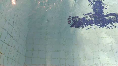 Blaues-Schwimmbad-Mit-Starkem-Wasserstrahl