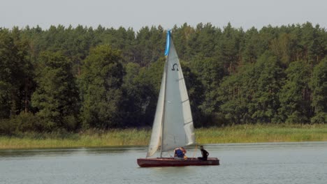 Omega-Yacht-Segelt-Im-Wdzydze-See-Im-Kaschubischen-Landschaftspark-In-Der-Woiwodschaft-Pommern