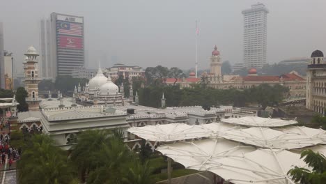 Mezquita-Masjid-Jamek-En-Kuala-Lumpur-Envuelta-En-Una-Espesa-Neblina-Causada-Por-Incendios-Forestales-En-Indonesia