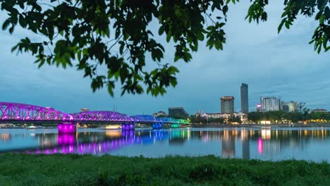 Truong-Tien-Brücke,-Zeitraffer-Von-Tag-Zu-Nacht