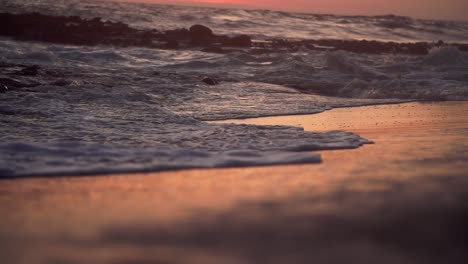 Zeitlupenwelle,-Die-Während-Des-Sonnenuntergangs-In-Kalifornien-Den-Strand-Heraufkommt,-Kameraschwenk-Nach-Oben
