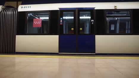 Puertas-Del-Tren-Subterráneo-Cerrando-Y-Saliendo-De-La-Estación