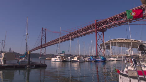 Tiro-Del-Puente-De-Lisboa-Desde-El-Muelle-Del-Barco