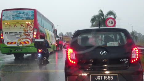 Ein-Stehendes-Johor-Und-Malaysische-Fahrzeuge-Blieben-Bei-Strömendem-Regen-Auf-Der-Straße-Stecken