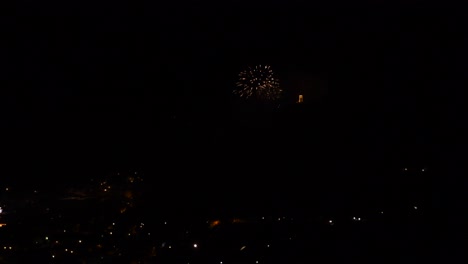 Feier-Mit-Buntem-Und-Funkelndem-Feuerwerk-über-Einer-Bergstadt-Bei-Nacht
