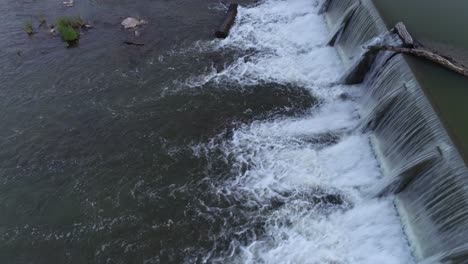 Luftdrohnenvideo-Eines-Damms-Am-Fluss-Pedernales-In-Der-Abenddämmerung