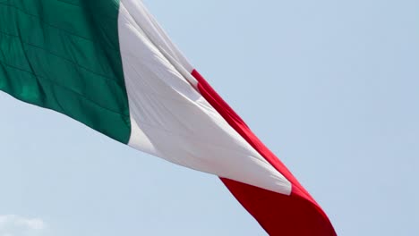 Eine-Große-Mexikanische-Flagge-Bewegt-Sich-Langsam-Durch-Die-Luft