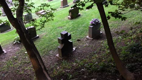 Lápida-Negra-En-Blanco,-ángulo-Alto,-Enfoque,-Cementerio-Prospectivo