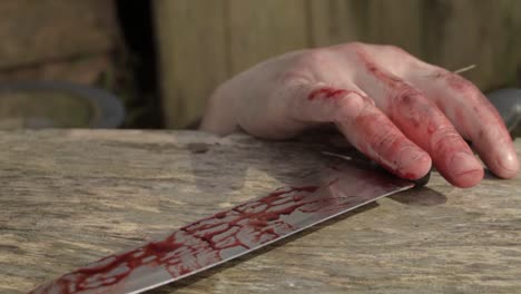Eine-Blutbefleckte-Hand-Greift-Nach-Einem-Blutbefleckten-Messer