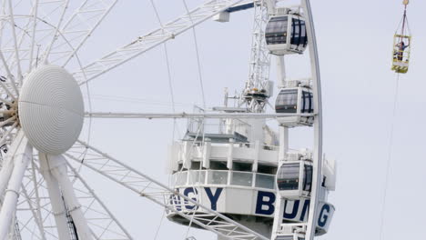 Bungee-jumping-from-the-Ferris-wheel-in-Den-Hague