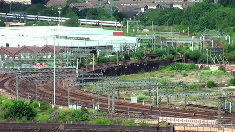 Statische-Aufnahme-Eines-Lner-Azuma-Zuges,-Der-Sich-Dem-Hauptbahnhof-Von-Leeds-Nähert