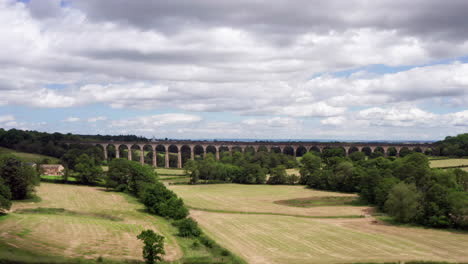 Toma-De-Pedestal-Ascendente-Del-Viaducto-De-Crimple-Valley-En-North-Yorkshire-En-Un-Día-Nublado-De-Verano