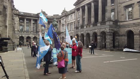 Demonstranten-Unterstützen-Die-Gerichtliche-Anhörung-Der-Parlamentsvereinbarung-Vor-Dem-Sitzungsgericht-In-Edinburgh