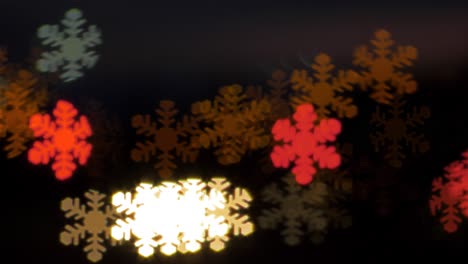 Schönes-Schneeflockenförmiges-Bokeh-Vom-Fahrenden-Auto-Und-Ampeln-Am-Abend,-Weihnachten,-Winter-Oder-Feiertagshintergrundkonzept,-Copyspace