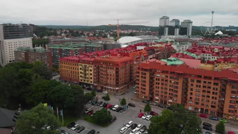 Luftaufnahmen-über-Heden-In-Göteborg,-Die-Einige-Erstaunliche-Alte-Wohnungen-Mit-Dem-Berühmten-Hotel-Gothia-Towers-Und-Dem-Vergnügungspark-Liseberg-Im-Hintergrund-Zeigen