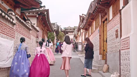 Touristen,-Die-Im-Dorf-Bukchon-Hanoak-In-Seoul-Spazieren-Gehen-Und-Fotos-Machen-Touristen,-Die-In-Einem-Traditionellen-Koreanischen-Dorf-Reisen