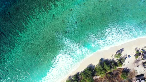 Grün-türkisfarbene-Meeresstruktur-Aus-Der-Lagune-Mit-Wunderschönen-Mustern-Von-Korallenriffen-Und-Weißen-Wellen,-Die-Auf-Weißem-Sand-Eines-Exotischen-Strandes-Auf-Den-Philippinen-Schäumen
