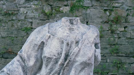 Alte-Kopflose-Frauenstatue-In-Der-Mitte-Des-Parks,-Nahaufnahme