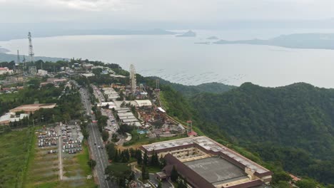 Malerische-Luftaufnahme-Von-Der-Stadt-Tagaytay-Mit-Blick-Auf-Die-Silhouette-Des-Taal-Vulkans-Im-Zentrum-Des-Ruhigen-Wassers-Des-Taal-Sees