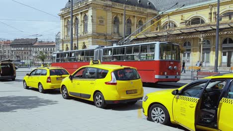 Taxis-Esperando-Frente-A-La-Estación-De-Tren-Keleti-Budapest