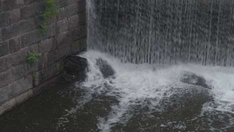 Wasserfall-Am-Eingang-Zur-Ridge-Avenue-Des-Wissahickon-Creek