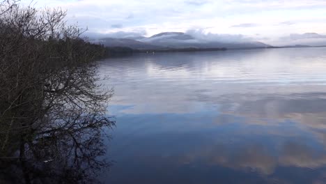 Vista-De-Loch-Lomond-Y-Montañas-En-Un-Día-Tranquilo-Con-Agua-Tranquila