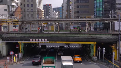 Viajeros-Esperando-Para-Viajar-En-Tren-En-Tokio-Japón---Plano-General