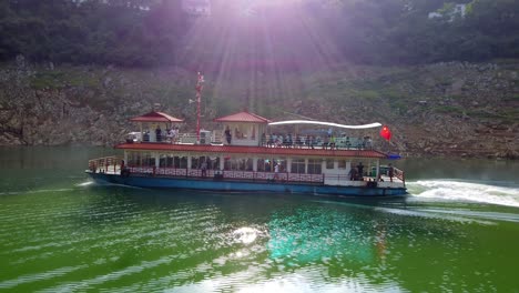 Ship-with-tourists-sailing-on-the-waters-of-Shennong-Xi-Stream,-Yangtze-River-tributary,-China