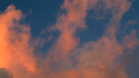 Die-Wunderschönen-Feuerroten-Wolken-Bei-Sonnenuntergang-–-Kippen-Nach-Oben