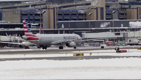 Runway-activity-at-Minneapolis−Saint-Paul-International-Airport