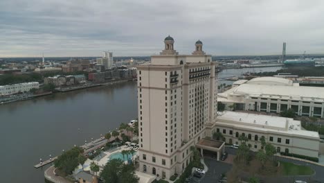 Luftaufnahme-Des-Westin-Und-Des-Savannah-Convention-Center-Mit-Der-Talmadge-Memorial-Bridge-Im-Hintergrund-In-Savannah,-Georgia,-USA