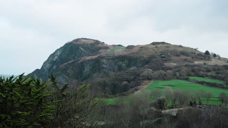 Beautiful-green-mountain-landscape-of-Ilfracombe,-England