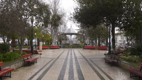 Gente-Pasando-Por-Una-Calle-En-Tavira,-Algarve-Con-Un-Coreto,-En-Portugal