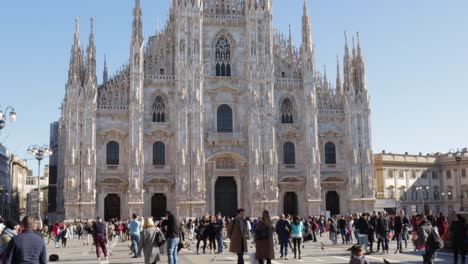 Duomo-Di-Milano-Domplatz-Voller-Menschen-Und-Touristen-An-Strahlend-Sonnigen-Tagen-In-Mailand,-Italien