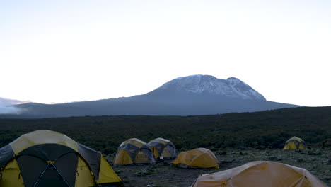 Zeitraffer-Von-Nebel,-Der-über-Eine-Gruppe-Von-Campern-Auf-Dem-Kilimandscharo-Rollt