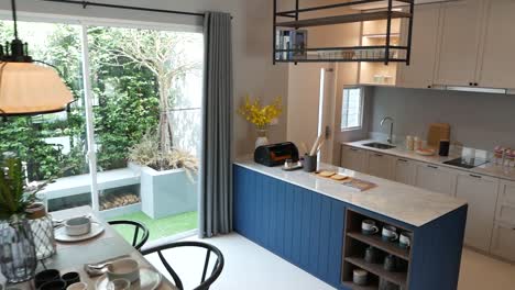 Stilvolle-Blaue-Thekenküche-Und-Dekoration-Des-Ding-Bereichs