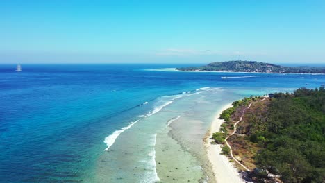 Luftaufnahme-Des-Wunderschönen-Blauen-Wassers-Und-Der-üppigen-Grünen-Flora-Auf-Der-Tropischen-Insel-Bali-Mit-Einem-Schiff-Weit-Am-Horizont