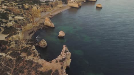 Impresionante-Panorama-De-Los-Acantilados-De-La-Playa-De-Marinha-En-Algarve,-Toma-Aérea
