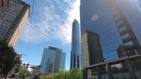 Vista-Del-Cielo-Azul-En-Un-Día-Soleado-Y-Enormes-Edificios-En-Seattle