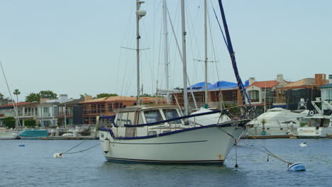 Zeitlupe-Nähert-Sich-Einem-Weißen-Und-Blauen-Segelboot-Im-Hafen