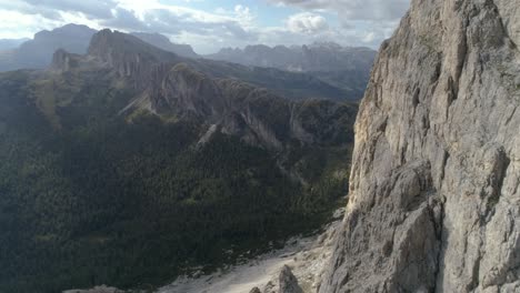 Epischer-Luftflug-In-Der-Nähe-Eines-Berggipfels-In-Den-Italienischen-Dolomiten,-Der-Im-Hintergrund-Mehr-Enthüllt