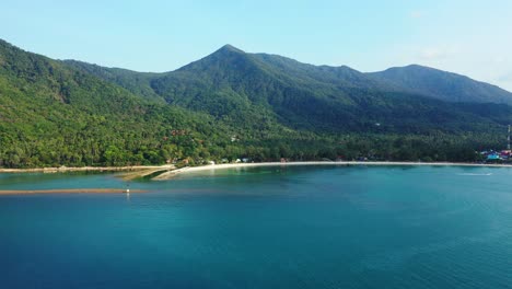 Friedliche-Blau-türkisfarbene-Lagune,-Umgeben-Von-Weißem-Sandstrand-Auf-Einer-Tropischen-Insel-Mit-Grünem-Regenwald-Auf-Hügeln,-Thailand