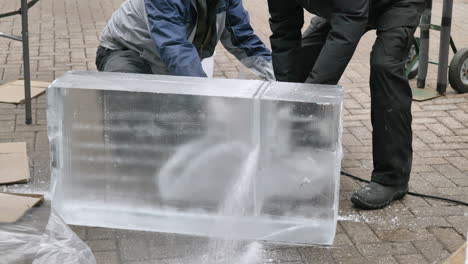 Ice-sculptor-cutting-block-with-chainsaw