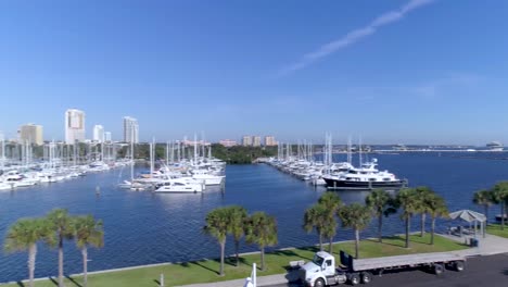 4K-Luftpanoramavideo-Des-Yachthafens-Und-Der-Skyline-Der-Innenstadt-Von-St.-Petersburg,-Florida