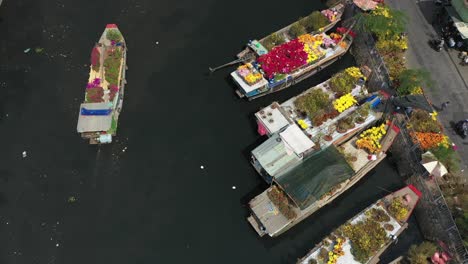 Luftaufnahme,-Die-Einem-Boot-Entlang-Des-Schwimmenden-Blumenmarktes-In-Saigon-Oder-Ho-Chi-Minh-Stadt-In-Vietnam-Folgt