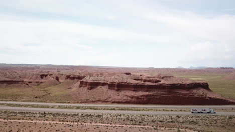 FedEx-LKW-Auf-Der-Autobahn-In-Der-Wüste-Von-Utah,-USA