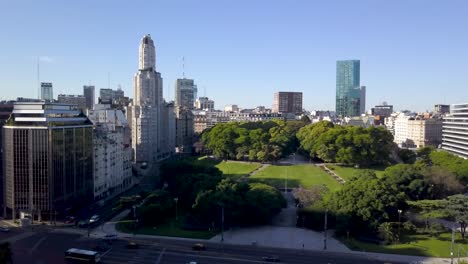 Luftflug-über-Die-Avenida-Libertador-In-Richtung-Plaza-San-Martin,-Buenos-Aires