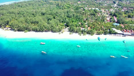 Weißer-Sand-Und-Kristallklares-Blaues-Wasser-Mit-Kleinen-Booten,-Eingefangen-An-Der-Wunderschönen-Exotischen-Stelle-Malaysias